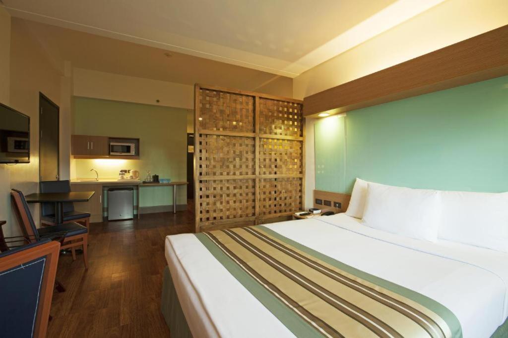 Microtel By Wyndham South Forbes Near Nuvali Santa Rosa  Exterior photo